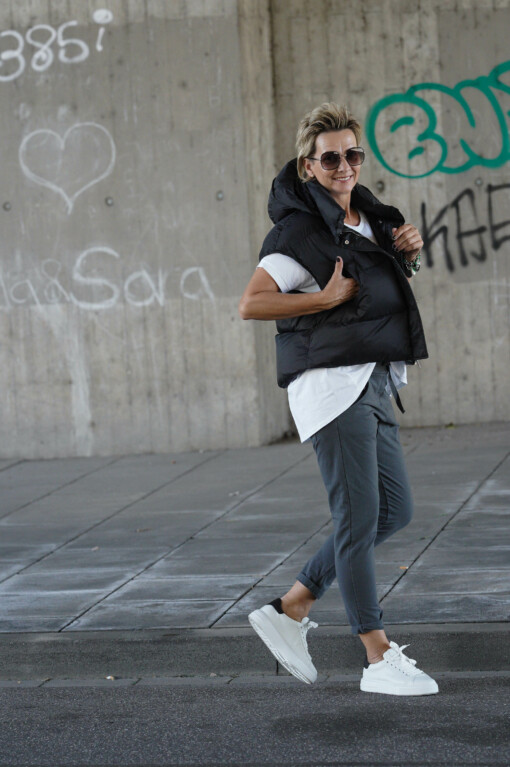 Joggerhose “PRISKA” anthrazit (FJ) / Kurzarmshirt “MIRKA” weiß (BA10) / Weste “LIESELOTTE” schwarz (SS03)