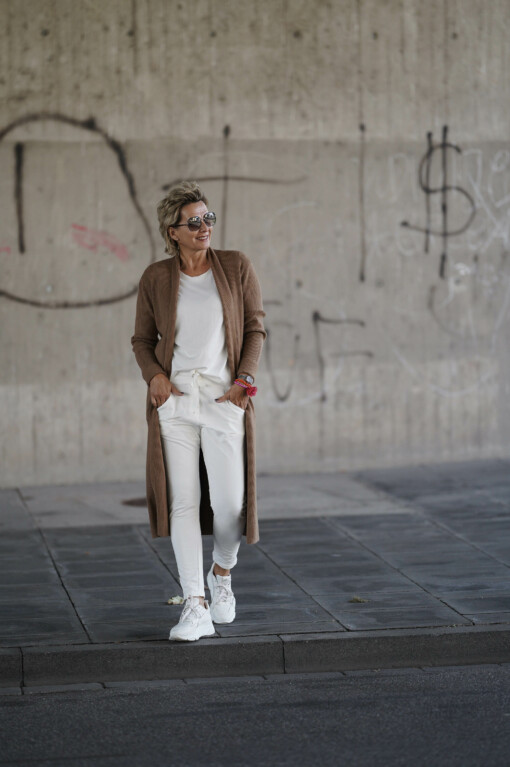Langer Strickcardigan “ANNA” caramel (GW24) / Basicshirt “ALMA” wollweiß (BA56) / Joggerhose “PRISKA” cremeweiß (FJ)