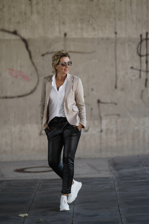 Lederoptik Ladies-Pants “LENI” (ER71) / Blazer “LAURA” nordic wood (ER99) / Hemdbluse “INGRID” weiß (HB03)