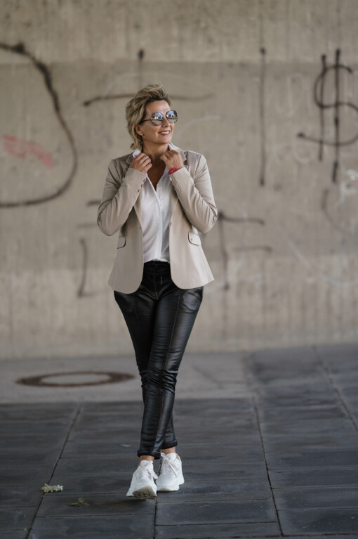 Lederoptik Ladies-Pants “LENI” (ER71) / Blazer “LAURA” nordic wood (ER99) / Hemdbluse “INGRID” weiß (HB03)