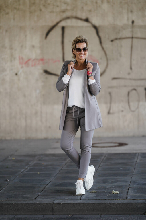 Longblazer “BEATRIX” grau (B03) / Langarm-Shirt “LEONIE” weiß (BA85) / Lässige Chino-Hose “LISSY” grau (H01)