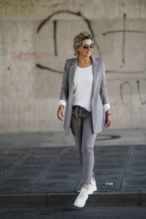 Longblazer “BEATRIX” grau (B03) / Langarm-Shirt “LEONIE” weiß (BA85) / Lässige Chino-Hose “LISSY” grau (H01)