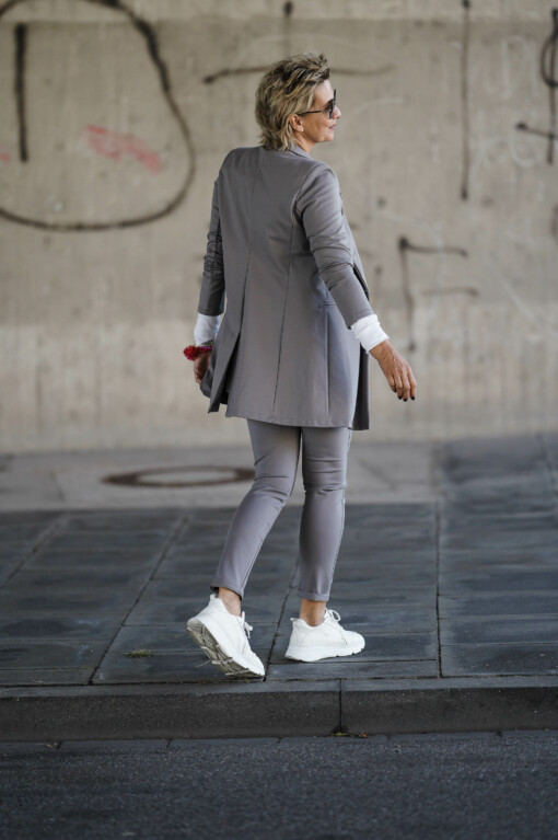 Longblazer “BEATRIX” grau (B03) / Langarm-Shirt “LEONIE” weiß (BA85) / Lässige Chino-Hose “LISSY” grau (H01)