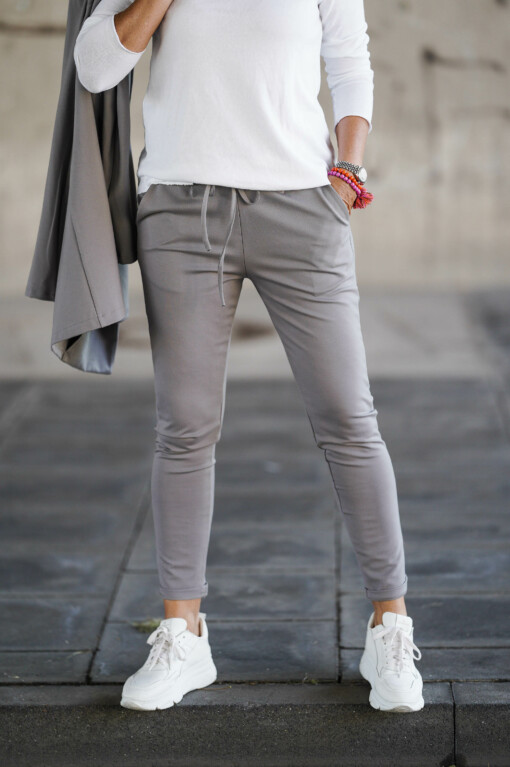 Longblazer “BEATRIX” grau (B03) / Langarm-Shirt “LEONIE” weiß (BA85) / Lässige Chino-Hose “LISSY” grau (H01)