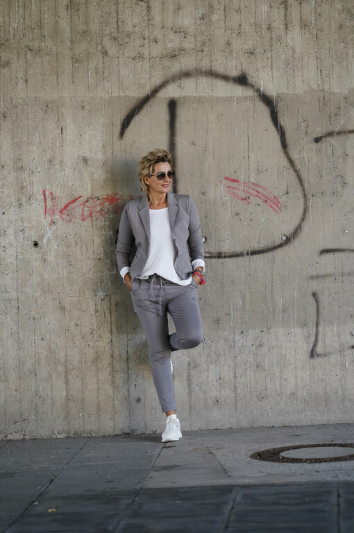 Stretchiger Kurzblazer “SISSI” (B04) / Langarm-Shirt “LEONIE” weiß (BA85) / Lässige Chino-Hose “LISSY” grau (H01)