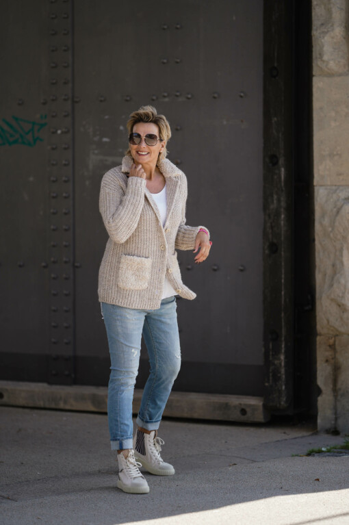 Strickjacke “HAMPTON” chalk solid (MSC03) / Langarm-Shirt “LEONIE” weiß (BA85)  Boyfriend-Jeans “LEONA” – berry blue (ER20) / Hoher Sneaker “NIMA” – offwhite (CR01)