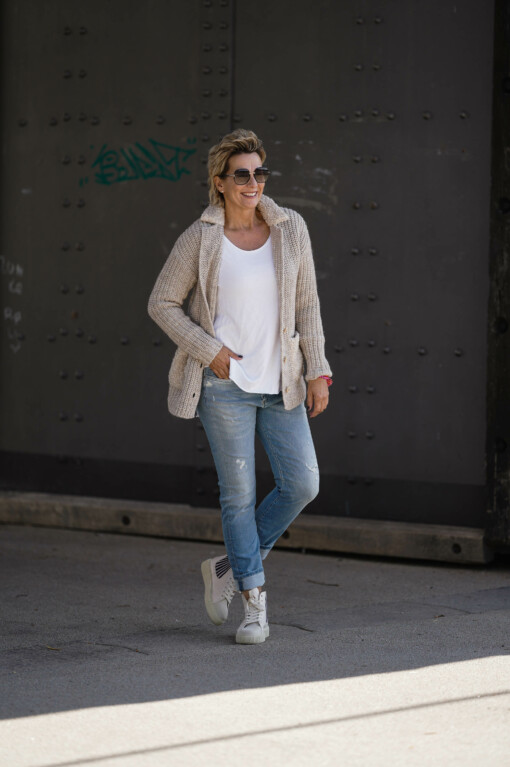 Strickjacke “HAMPTON” chalk solid (MSC03) / Langarm-Shirt “LEONIE” weiß (BA85)  Boyfriend-Jeans “LEONA” – berry blue (ER20) / Hoher Sneaker “NIMA” – offwhite (CR01)