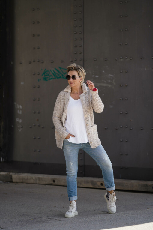 Strickjacke “HAMPTON” chalk solid (MSC03) / Langarm-Shirt “LEONIE” weiß (BA85)  Boyfriend-Jeans “LEONA” – berry blue (ER20) / Hoher Sneaker “NIMA” – offwhite (CR01)