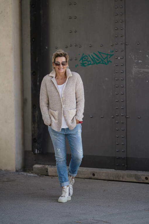 Strickjacke “HAMPTON” chalk solid (MLangarm-Shirt “LEONIE” weiß (BA85)  Boyfriend-Jeans “LEONA” – berry blue (ER20) / Hoher Sneaker “NIMA” – offwhite (CR01)