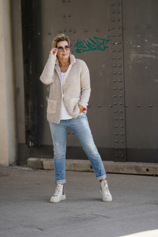 Strickjacke “HAMPTON” chalk solid (MSC03) / Langarm-Shirt “LEONIE” weiß (BA85)  Boyfriend-Jeans “LEONA” – berry blue (ER20) / Hoher Sneaker “NIMA” – offwhite (CR01)