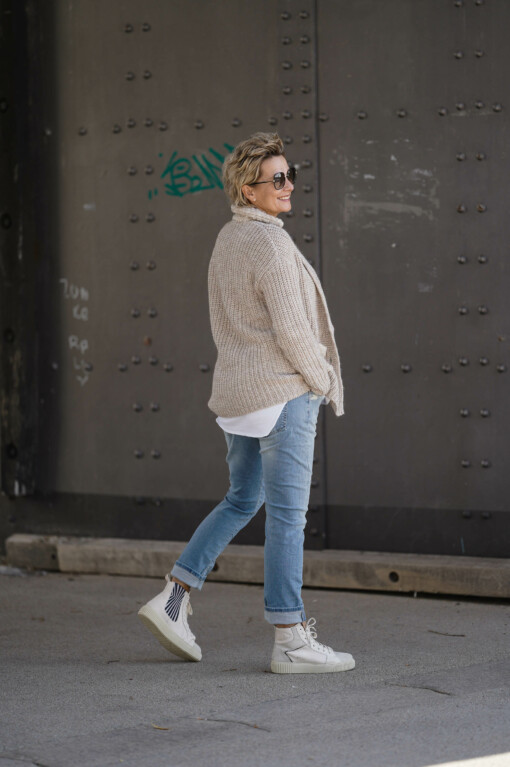 Strickjacke “HAMPTON” chalk solid (MSC03) / Langarm-Shirt “LEONIE” weiß (BA85)  Boyfriend-Jeans “LEONA” – berry blue (ER20) / Hoher Sneaker “NIMA” – offwhite (CR01)