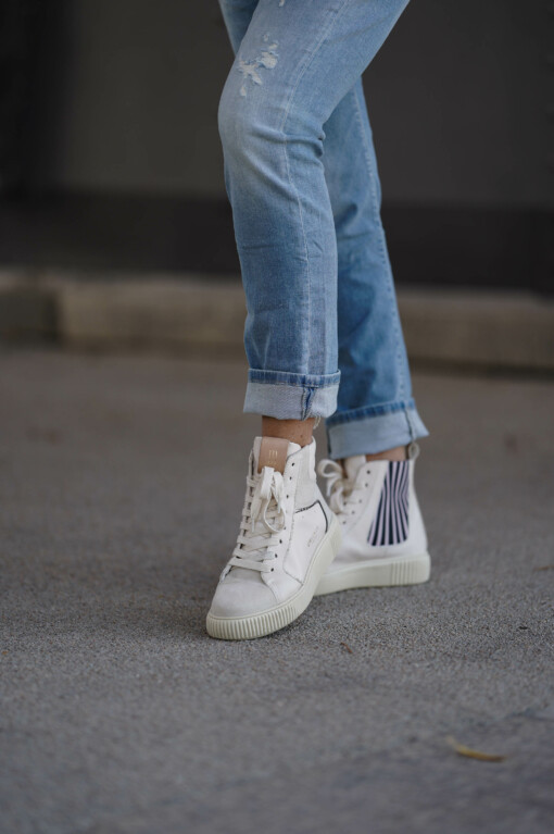 Jeans “LEONA” – berry blue (ER20) / Sneaker “NIMA” – offwhite (CR01)