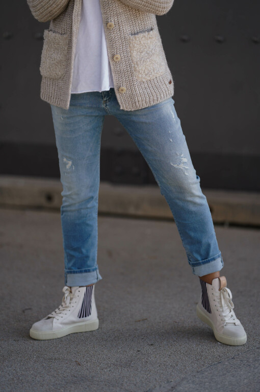 Jeans “LEONA” – berry blue (ER20) / Sneaker “NIMA” – offwhite (CR01)