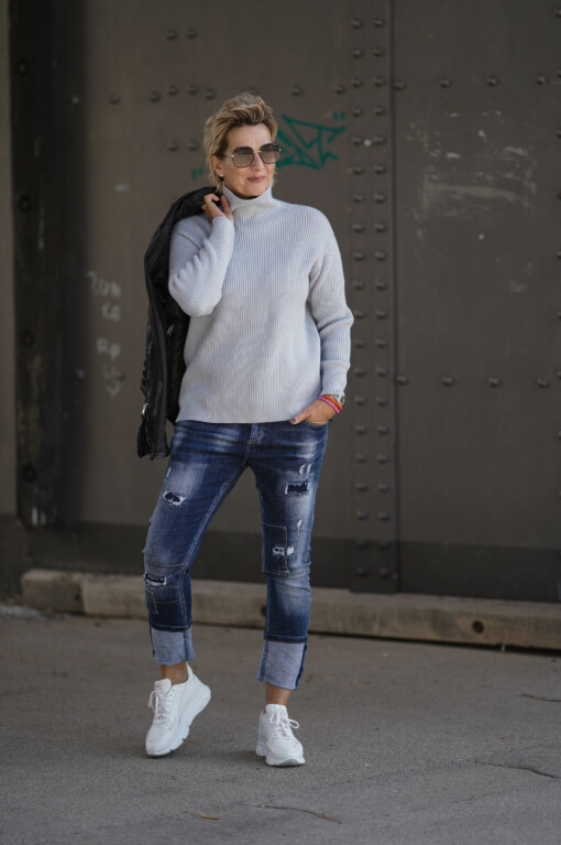 Jeans “SABINA” (H17) / Strickpulli “CAISSY” graublau (GW58) / Lederjacke “RIHANNA” (GW02)