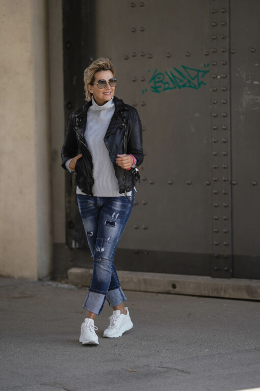 Jeans “SABINA” (H17) / Strickpulli “CAISSY” graublau (GW58) / Lederjacke “RIHANNA” (GW02)