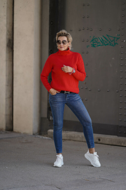 Strickpulli “CAISSY” rot (GW58) / Skinny fit Jeans “JUNGBUSCH” – mid blue (GG04) / Ledergürtel "west cape black" (UJ01) / Gürtelschließe "H-LEVEL" light silver (UJ02)