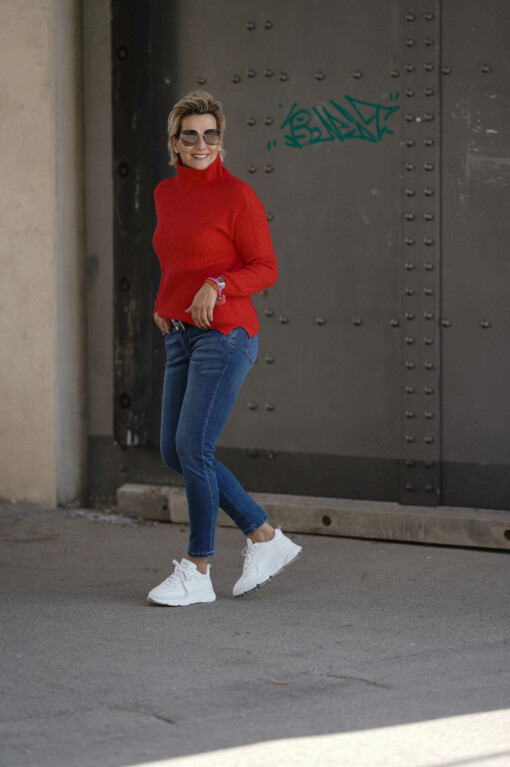 Strickpulli “CAISSY” rot (GW58) / Skinny fit Jeans “JUNGBUSCH” – mid blue (GG04) / Ledergürtel "west cape black" (UJ01) / Gürtelschließe "H-LEVEL" light silver (UJ02)