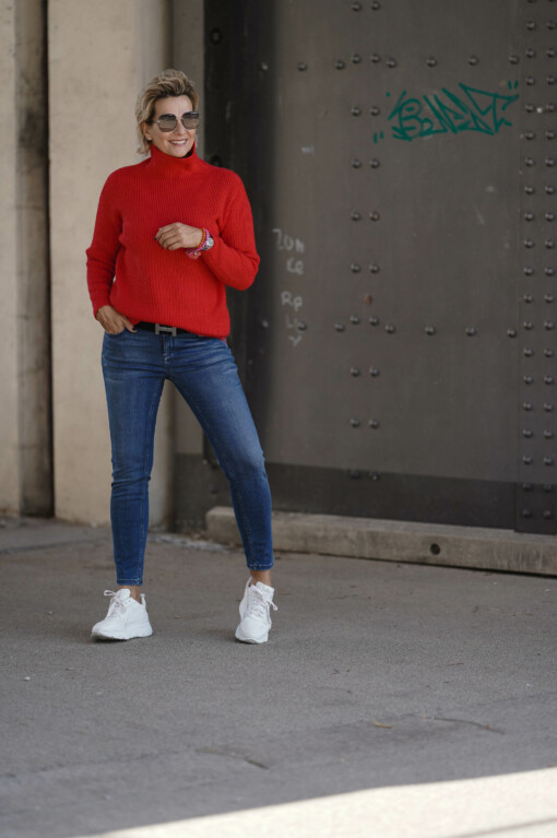 Strickpulli “CAISSY” rot (GW58) / Skinny fit Jeans “JUNGBUSCH” – mid blue (GG04) / Ledergürtel "west cape black" (UJ01) / Gürtelschließe "H-LEVEL" light silver (UJ02)