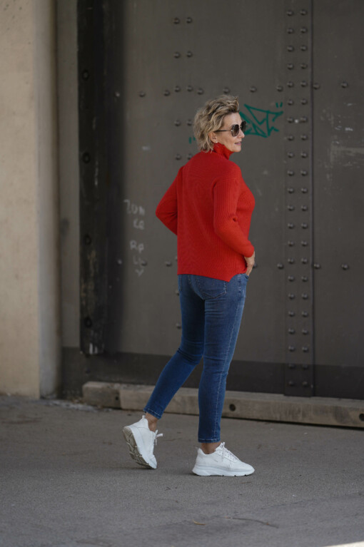 Strickpulli “CAISSY” rot (GW58) / Skinny fit Jeans “JUNGBUSCH” – mid blue (GG04) / Ledergürtel "west cape black" (UJ01) / Gürtelschließe "H-LEVEL" light silver (UJ02)