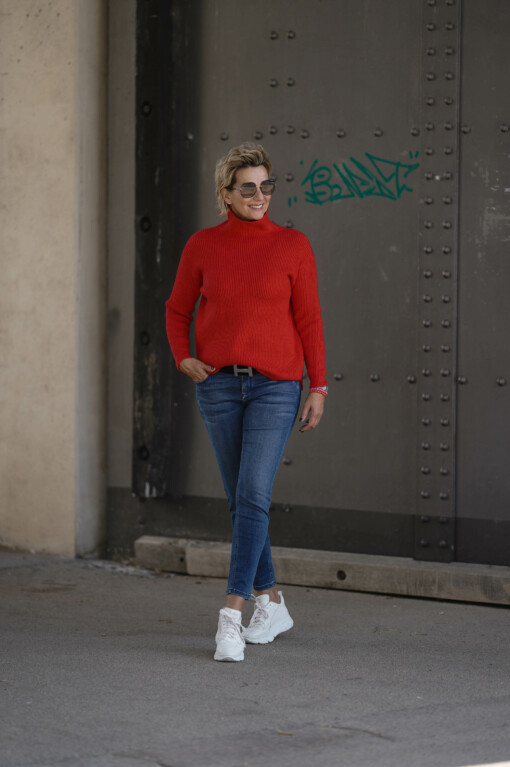 Strickpulli “CAISSY” rot (GW58) / Skinny fit Jeans “JUNGBUSCH” – mid blue (GG04) / Ledergürtel "west cape black" (UJ01) / Gürtelschließe "H-LEVEL" light silver (UJ02)