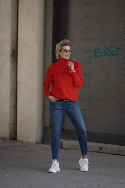 Strickpulli “CAISSY” rot (GW58) / Skinny fit Jeans “JUNGBUSCH” – mid blue (GG04) / Ledergürtel "west cape black" (UJ01) / Gürtelschließe "H-LEVEL" light silver (UJ02)