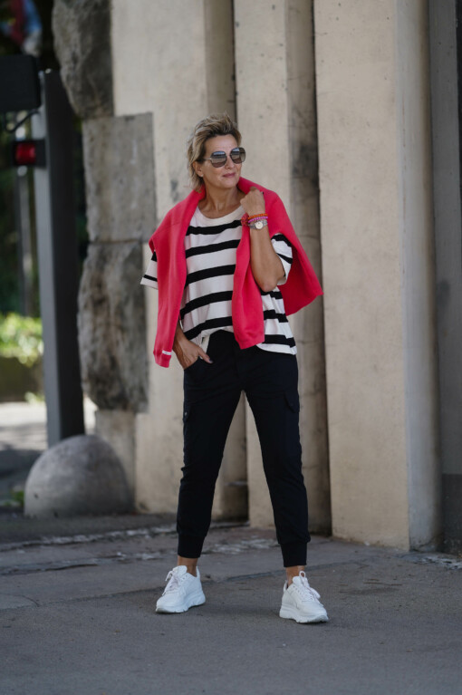 Cargo Pants “SOPHIE” black (10D11) / T-Shirt “HEIDI” white/black (10D28) / Sweatshirt “ESTELLE” coral red (10D37)