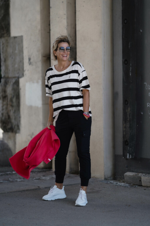 Cargo Pants “SOPHIE” black (10D11) / T-Shirt “HEIDI” white/black (10D28) / Sweatshirt “ESTELLE” coral red (10D37)