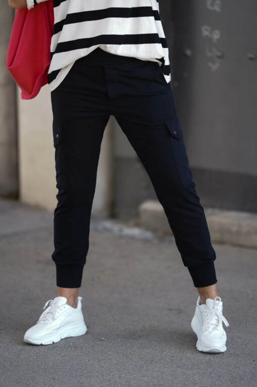 Cargo Pants “SOPHIE” black (10D11) / T-Shirt “HEIDI” white/black (10D28) / Sweatshirt “ESTELLE” coral red (10D37)