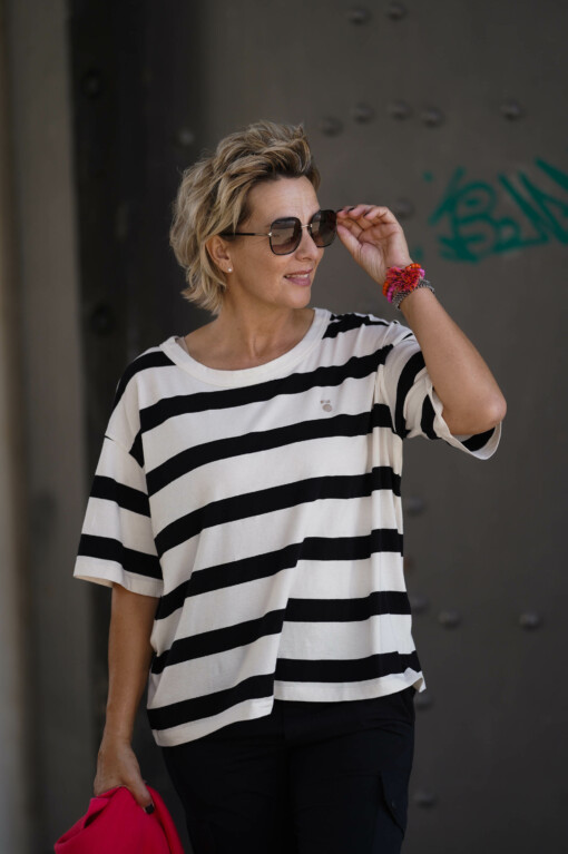 Cargo Pants “SOPHIE” black (10D11) / T-Shirt “HEIDI” white/black (10D28) / Sweatshirt “ESTELLE” coral red (10D37)