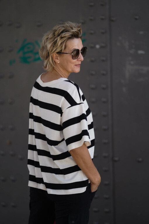 Cargo Pants “SOPHIE” black (10D11) / T-Shirt “HEIDI” white/black (10D28) / Sweatshirt “ESTELLE” coral red (10D37)