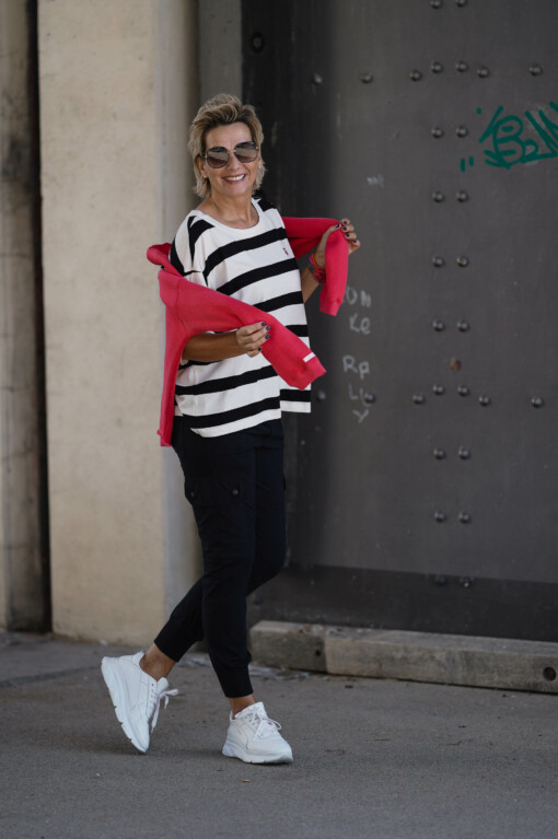 Cargo Pants “SOPHIE” black (10D11) / T-Shirt “HEIDI” white/black (10D28) / Sweatshirt “ESTELLE” coral red (10D37)