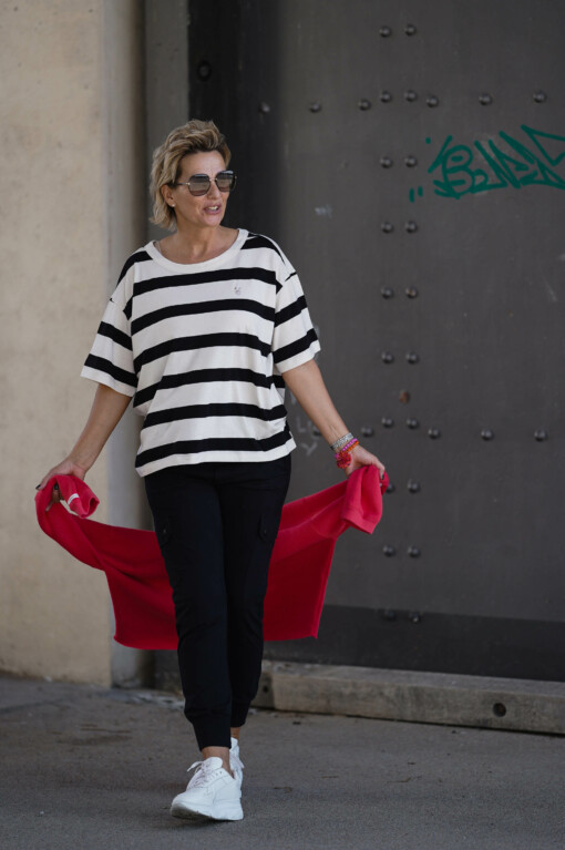 Cargo Pants “SOPHIE” black (10D11) / T-Shirt “HEIDI” white/black (10D28) / Sweatshirt “ESTELLE” coral red (10D37)
