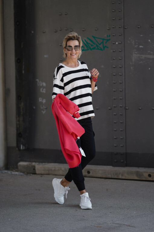Cargo Pants “SOPHIE” black (10D11) / T-Shirt “HEIDI” white/black (10D28) / Sweatshirt “ESTELLE” coral red (10D37)