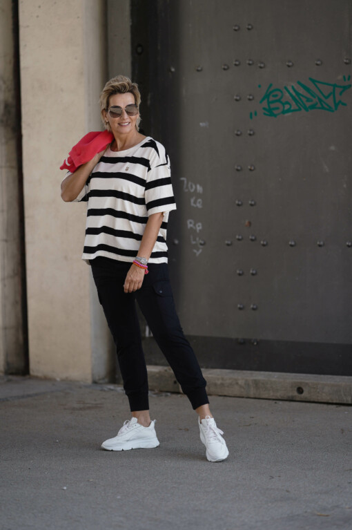 Cargo Pants “SOPHIE” black (10D11) / T-Shirt “HEIDI” white/black (10D28) / Sweatshirt “ESTELLE” coral red (10D37)