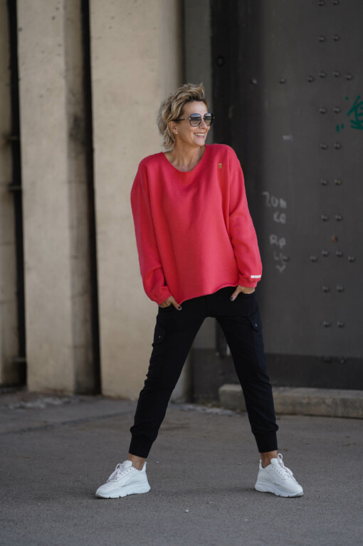 Cargo Pants “SOPHIE” black (10D11) / Sweatshirt “ESTELLE” coral red (10D37)