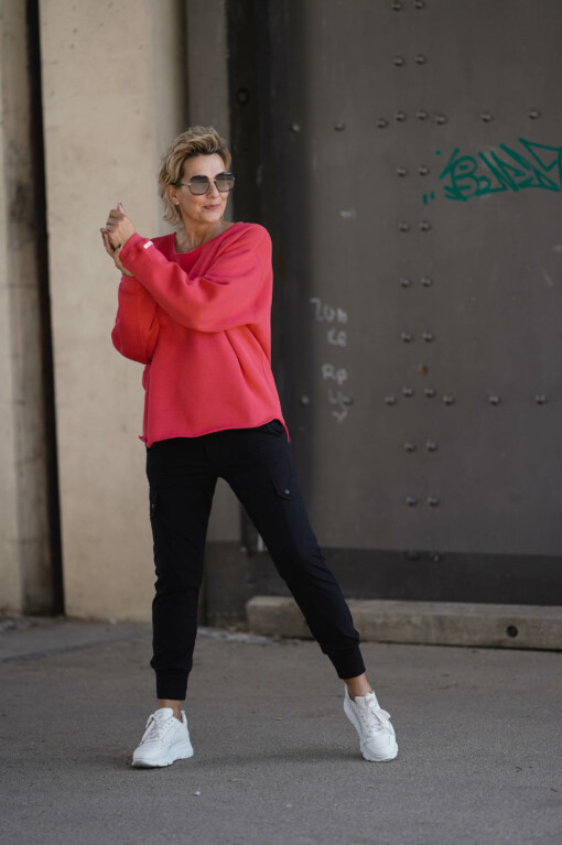 Cargo Pants “SOPHIE” black (10D11) / Sweatshirt “ESTELLE” coral red (10D37)