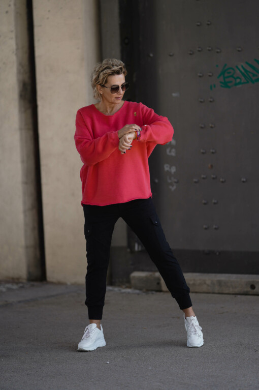 Cargo Pants “SOPHIE” black (10D11) / Sweatshirt “ESTELLE” coral red (10D37)