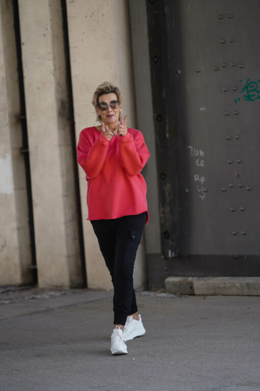 Cargo Pants “SOPHIE” black (10D11) / Sweatshirt “ESTELLE” coral red (10D37)