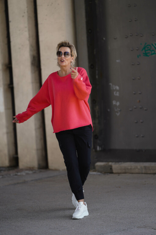 Cargo Pants “SOPHIE” black (10D11) / Sweatshirt “ESTELLE” coral red (10D37)