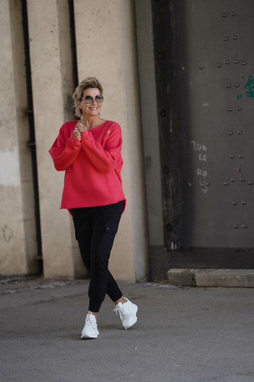 Cargo Pants “SOPHIE” black (10D11) / Sweatshirt “ESTELLE” coral red (10D37)