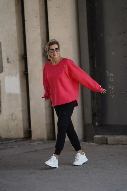 Cargo Pants “SOPHIE” black (10D11) / Sweatshirt “ESTELLE” coral red (10D37)