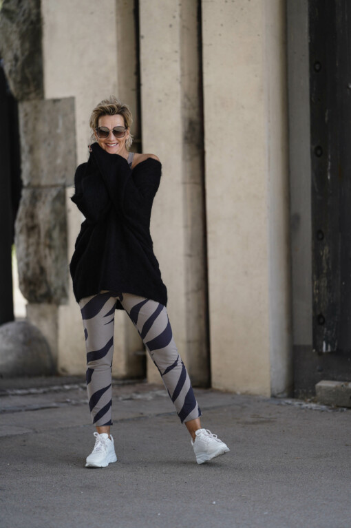 Cropped Jogger “EMILIA” (10D10) /  Top “LUCY” warm taupe (10D26) / Pullover “SOFT OVERSIZED SWEATER” black (10D04)