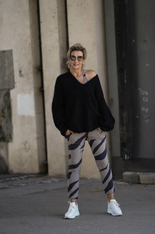 Cropped Jogger “EMILIA” (10D10) /  Top “LUCY” warm taupe (10D26) / Pullover “SOFT OVERSIZED SWEATER” black (10D04)