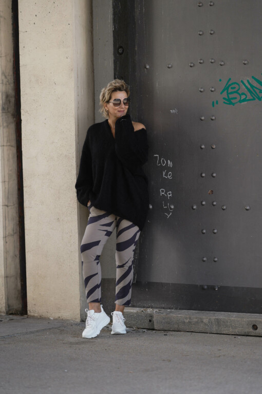 Cropped Jogger “EMILIA” (10D10) /  Top “LUCY” warm taupe (10D26) / Pullover “SOFT OVERSIZED SWEATER” black (10D04)