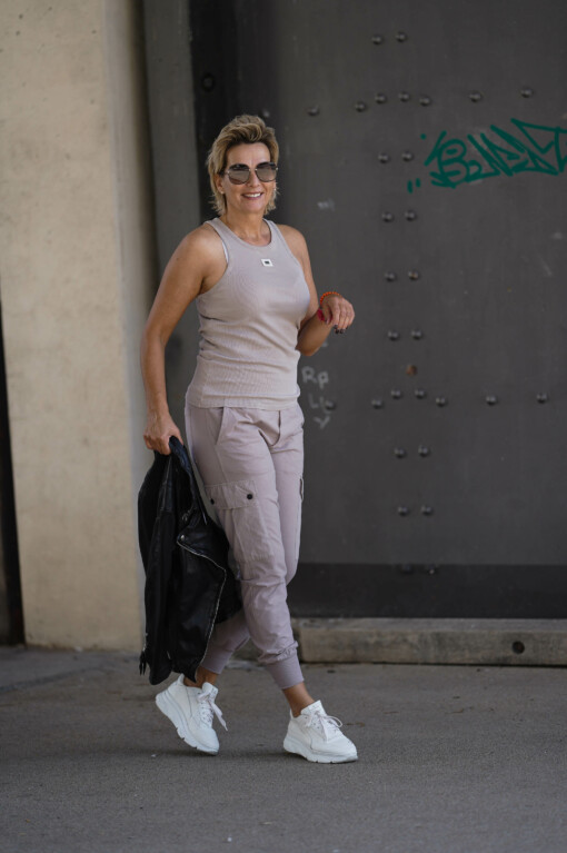 Tanktop “NOELIA” warm taupe (10D21) / Cargo Pants “SOPHIE” warm taupe / Lederjacke “RIHANNA” (GW02)