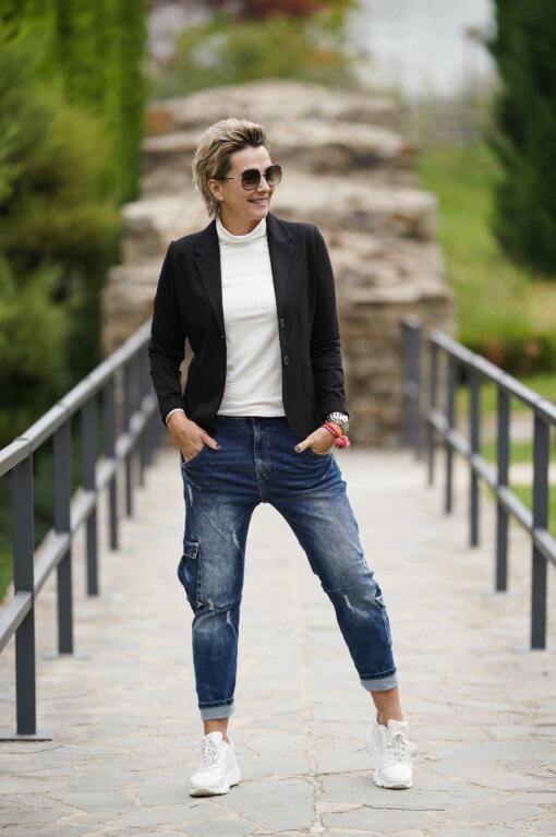 JEANS "MADDIE" jeansblau (H09) / Rollkragenshirt "CHANTAL" wollweiß (BA02) / Kurzblazer “SISSI” schwarz (B04)