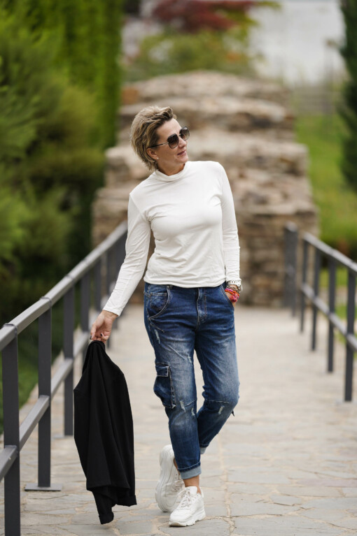 JEANS "MADDIE" jeansblau (H09) / Rollkragenshirt "CHANTAL" wollweiß (BA02) / Kurzblazer “SISSI” schwarz (B04)
