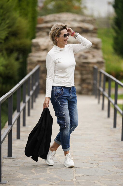 JEANS "MADDIE" jeansblau (H09) / Rollkragenshirt "CHANTAL" wollweiß (BA02) / Kurzblazer “SISSI” schwarz (B04)