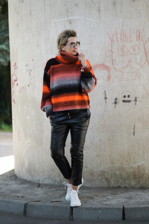 Strickpullover "VELMA" clementine (ER32) / Lederimitat Hose "NINA" (H04)