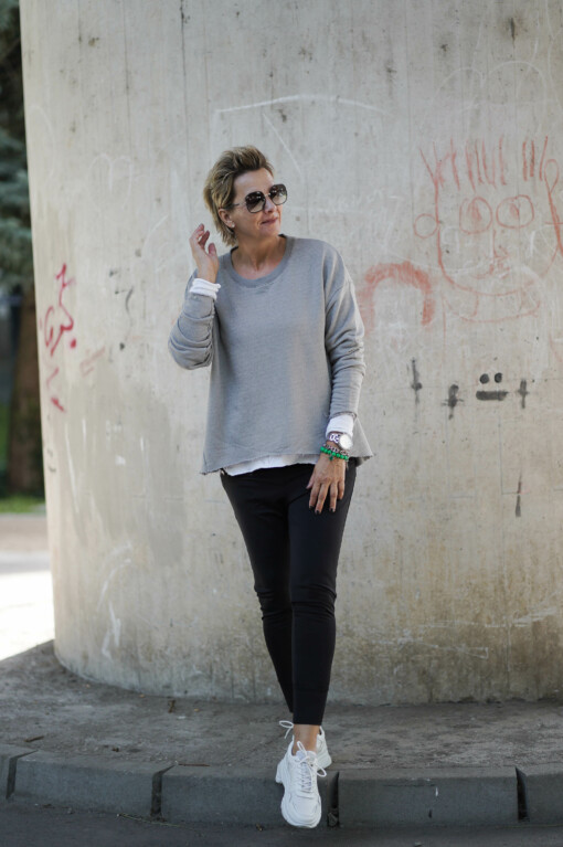 Longsleeve "VALENTINA" micro grey (ER09) / Joggpants “SELENA” black (ER04) /Langarm-Shirt “LEONIE” weiß (BA85)